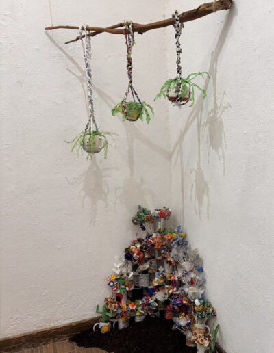 Te invito a reflexionar acerca de la basura y como esta tiene otros usos, en si no deberiamos de generarla, pero podemos hacer un cambio haciendo buen uso de ella y reutilizandola para otros fines.